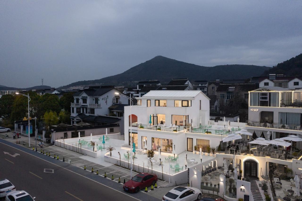 BIM建筑|环湖公路边的度假餐吧 / 平介设计 BIM建筑|环湖公路边的度假餐吧 / 平介设计