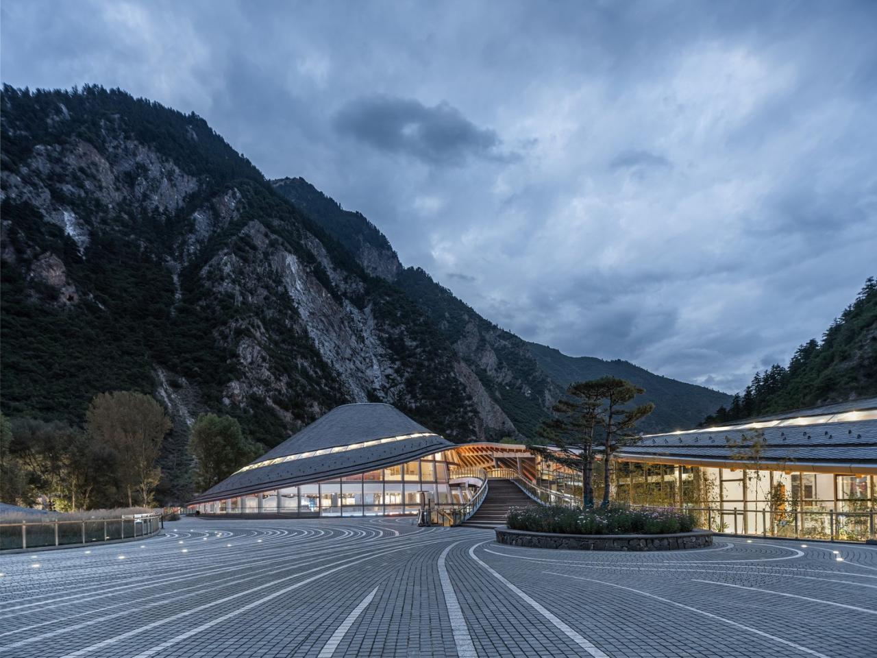 BIM建筑|九寨沟景区沟口立体式游客服务中心 / 清华大学建筑设计研究院 BIM建筑|九寨沟景区沟口立体式游客服务中心 / 清华大学建筑设计研究院