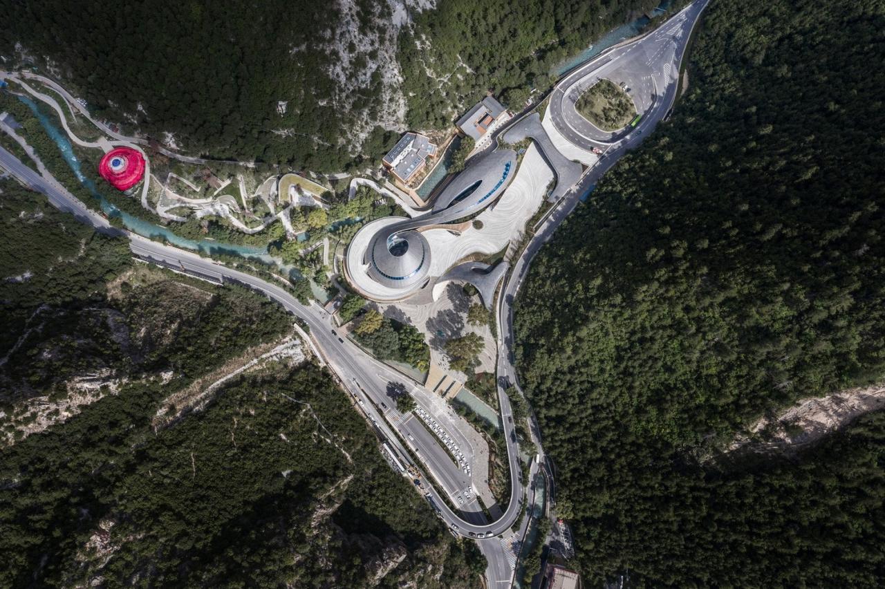 BIM建筑|九寨沟景区沟口立体式游客服务中心 / 清华大学建筑设计研究院 BIM建筑|九寨沟景区沟口立体式游客服务中心 / 清华大学建筑设计研究院