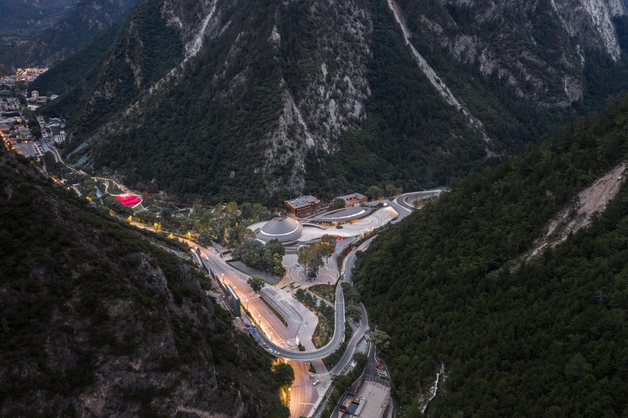 BIM建筑|九寨沟景区沟口立体式游客服务中心 / 清华大学建筑设计研究院 BIM建筑|九寨沟景区沟口立体式游客服务中心 / 清华大学建筑设计研究院