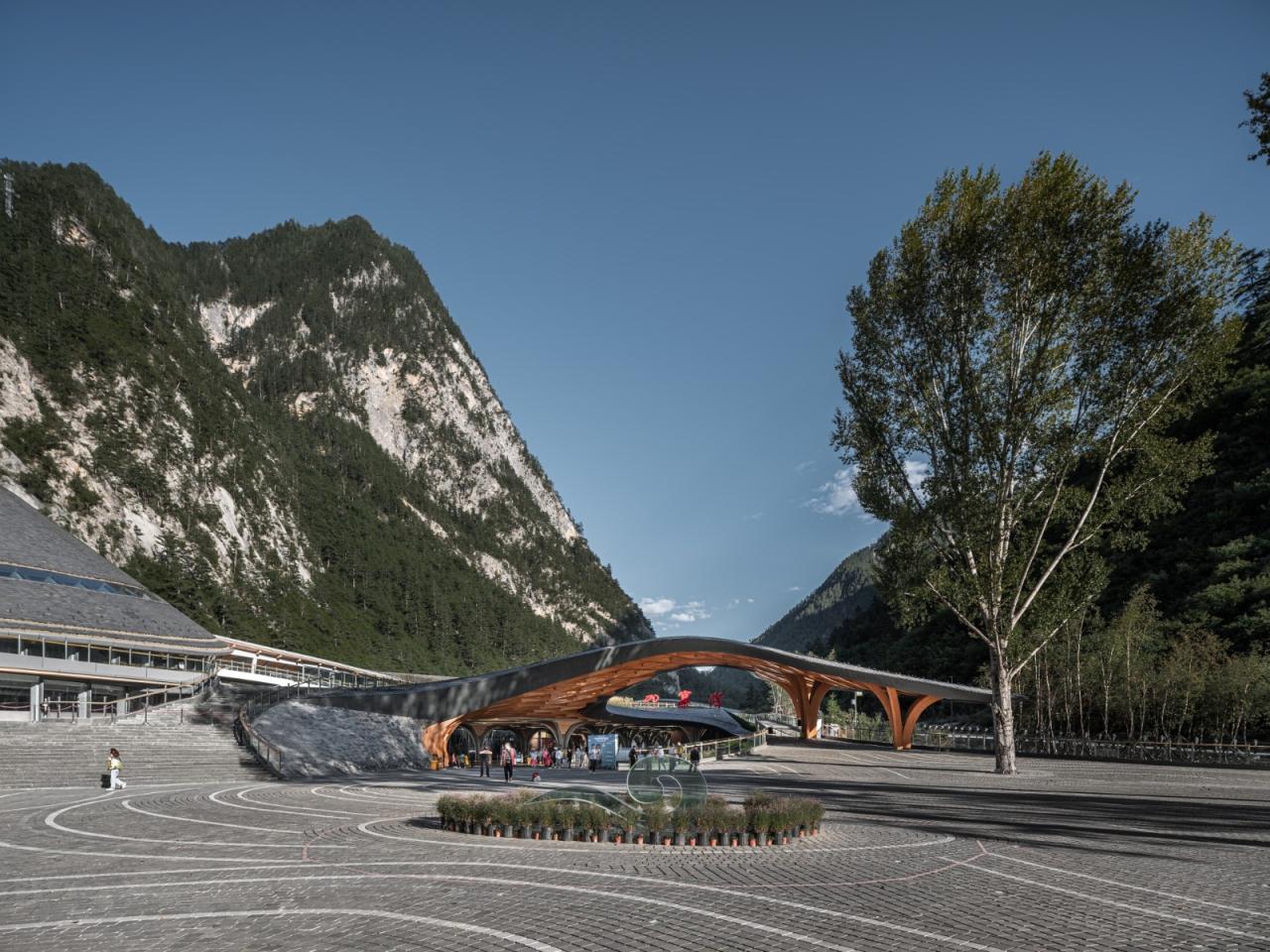 BIM建筑|九寨沟景区沟口立体式游客服务中心 / 清华大学建筑设计研究院 BIM建筑|九寨沟景区沟口立体式游客服务中心 / 清华大学建筑设计研究院