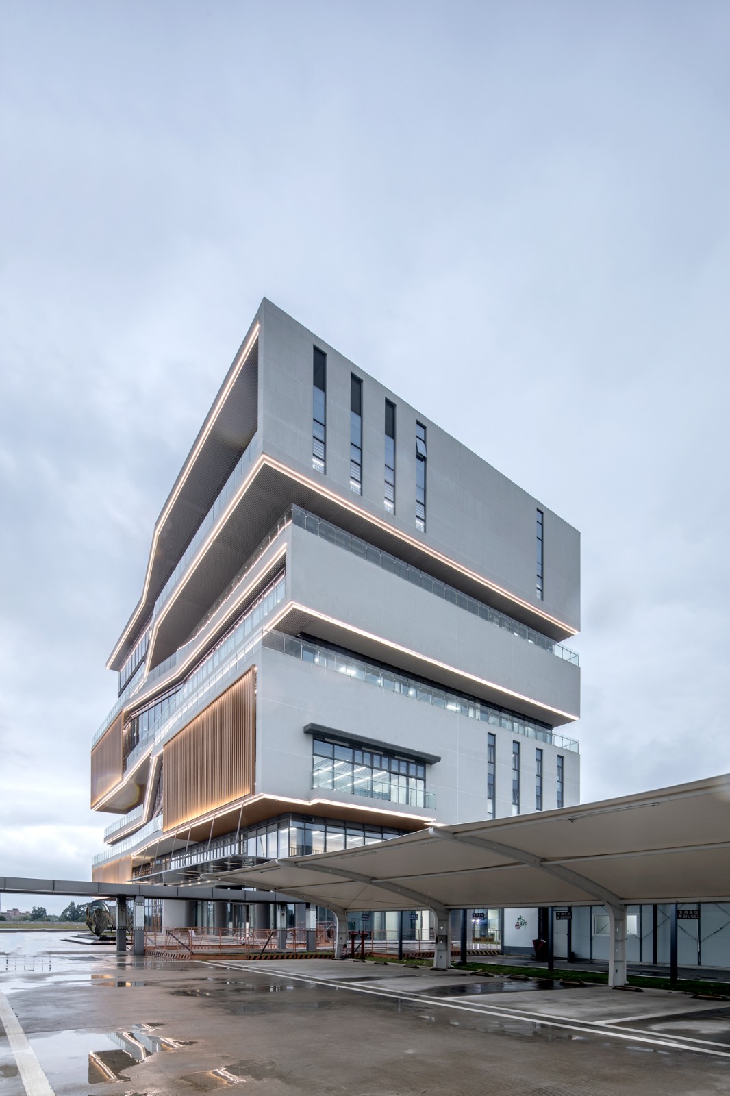 BIM建筑|立于水乡新区的精神堡垒:东莞水乡科创二期 / 森磊国际 BIM建筑|立于水乡新区的精神堡垒:东莞水乡科创二期 / 森磊国际
