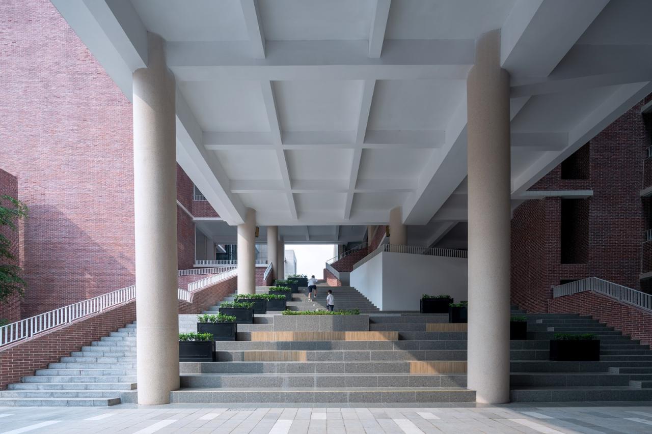 BIM建筑|几何秩序下的红砖魅力:惠州宏华学校 / 柏涛设计 BIM建筑|几何秩序下的红砖魅力:惠州宏华学校 / 柏涛设计