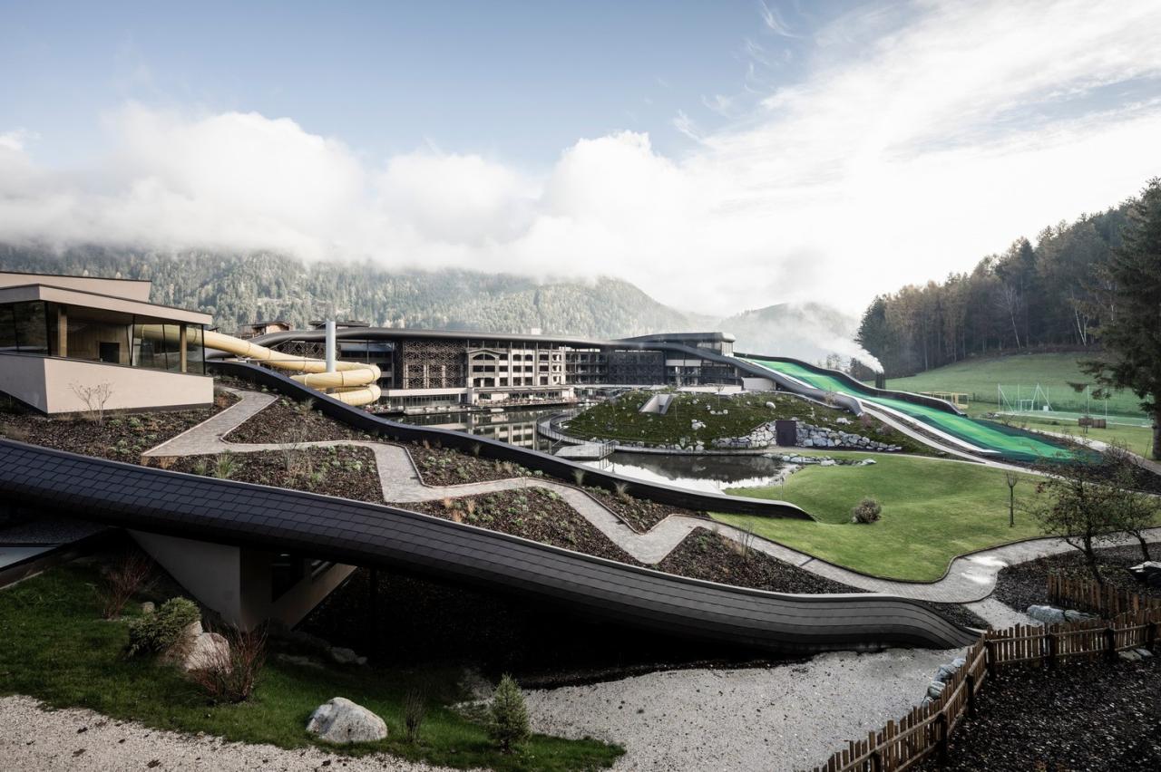 BIM建筑|金属皮肤,阿尔卑斯山下游乐场酒店 / noa* network of architecture BIM建筑|金属皮肤,阿尔卑斯山下游乐场酒店 / noa* network of architecture