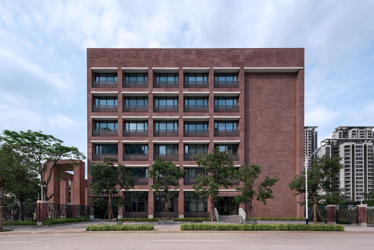 BIM建筑|几何秩序下的红砖魅力:惠州宏华学校 / 柏涛设计 BIM建筑|几何秩序下的红砖魅力:惠州宏华学校 / 柏涛设计