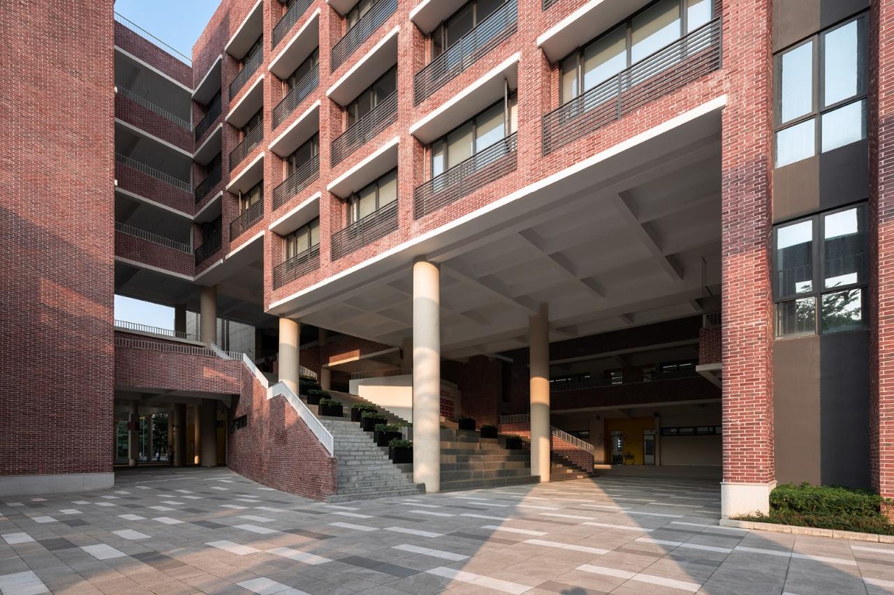 BIM建筑|几何秩序下的红砖魅力:惠州宏华学校 / 柏涛设计 BIM建筑|几何秩序下的红砖魅力:惠州宏华学校 / 柏涛设计