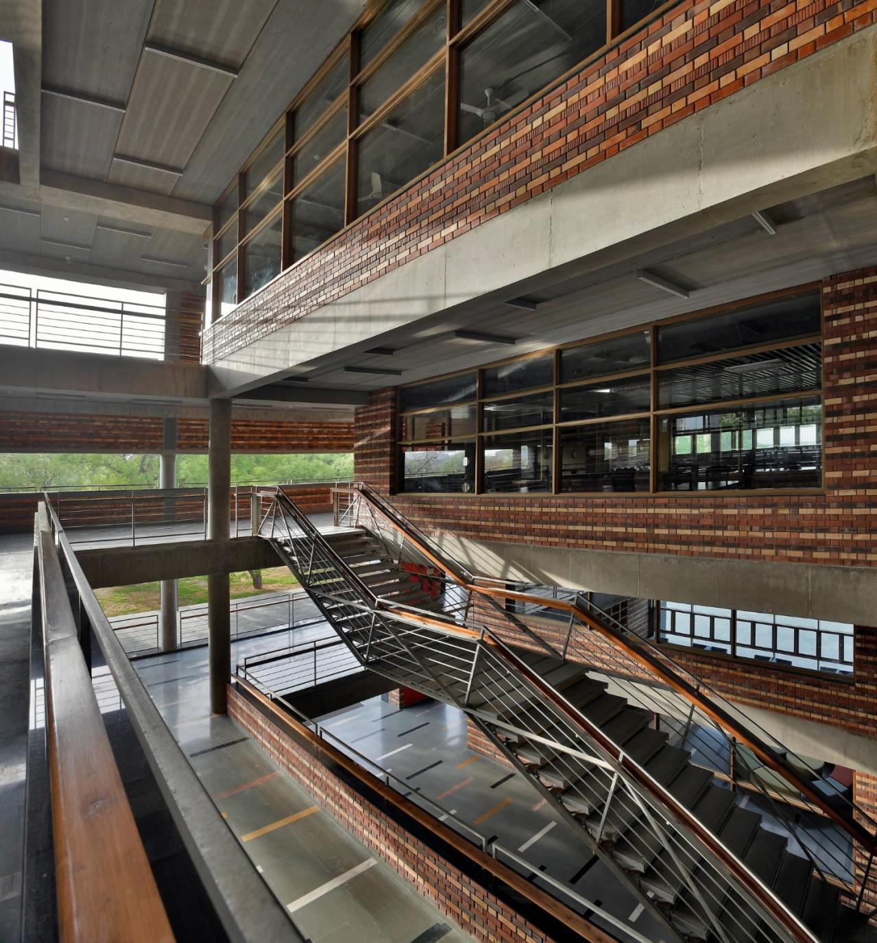 BIM建筑|艾哈迈达巴德大学中心 / Stephane Paumier Architects BIM建筑|艾哈迈达巴德大学中心 / Stephane Paumier Architects