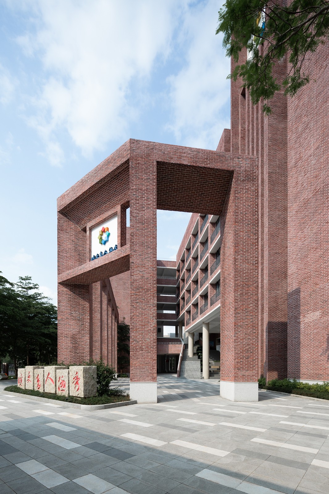 BIM建筑|几何秩序下的红砖魅力:惠州宏华学校 / 柏涛设计 BIM建筑|几何秩序下的红砖魅力:惠州宏华学校 / 柏涛设计