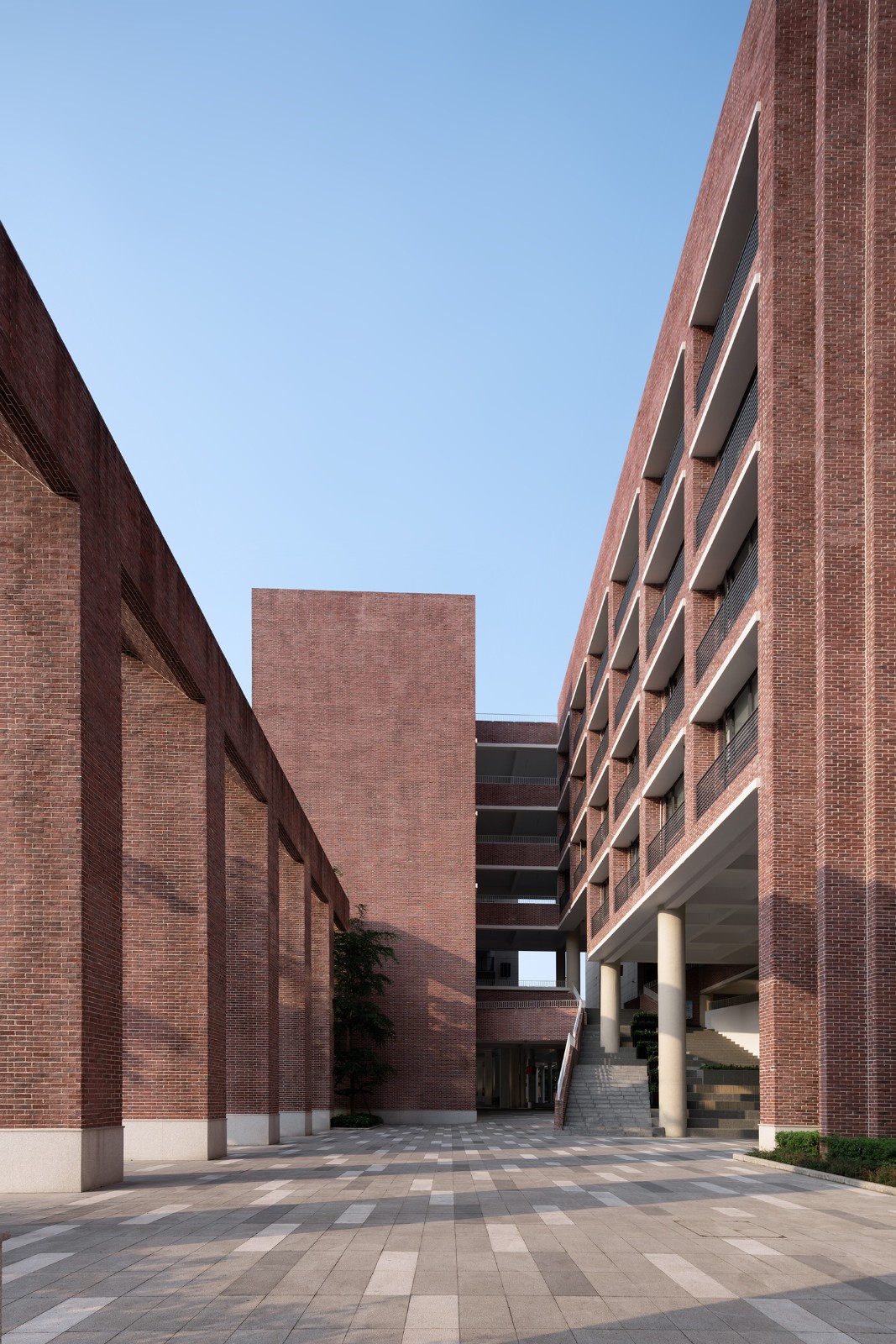 BIM建筑|几何秩序下的红砖魅力:惠州宏华学校 / 柏涛设计 BIM建筑|几何秩序下的红砖魅力:惠州宏华学校 / 柏涛设计
