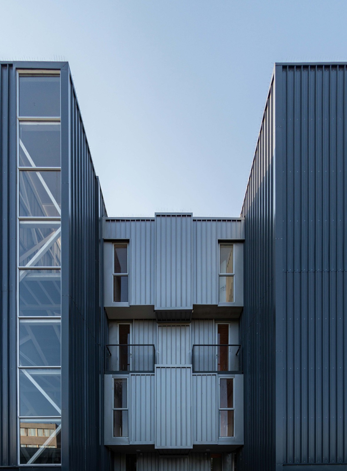 BIM建筑|集装箱宿舍 / Ian Hsü + Gabriel Rudolphy BIM建筑|集装箱宿舍 / Ian Hsü + Gabriel Rudolphy