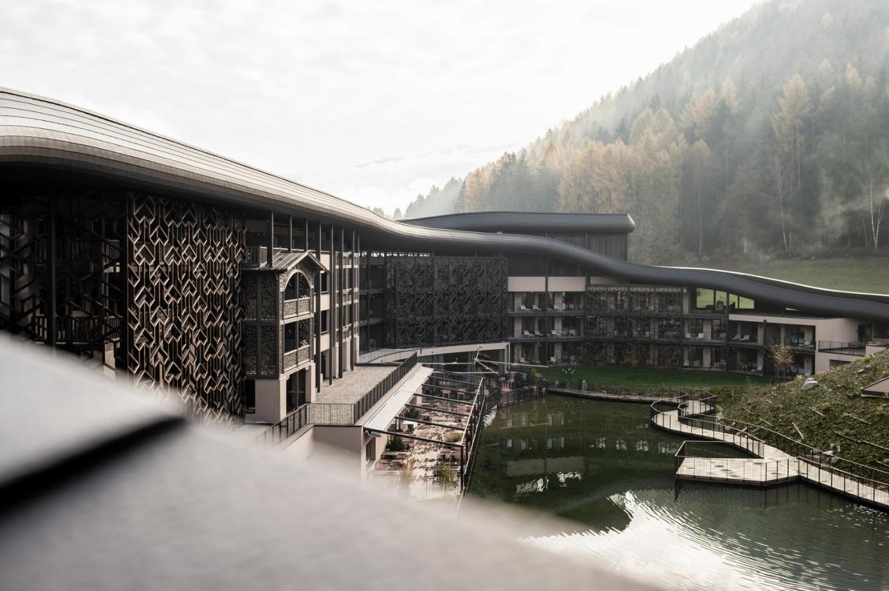 BIM建筑|金属皮肤,阿尔卑斯山下游乐场酒店 / noa* network of architecture BIM建筑|金属皮肤,阿尔卑斯山下游乐场酒店 / noa* network of architecture