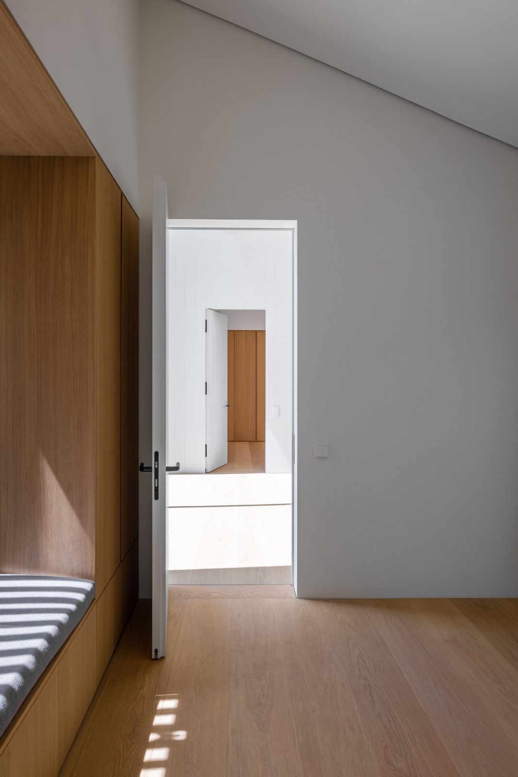 BIM建筑|木质立方体,湖边木屋 / Appels Architekten BIM建筑|木质立方体,湖边木屋 / Appels Architekten