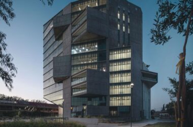 BIM建筑|楼梯漫步,圣地亚哥大学商业与经济学院 FAE / Marsino Arquitectura-BIM建筑网