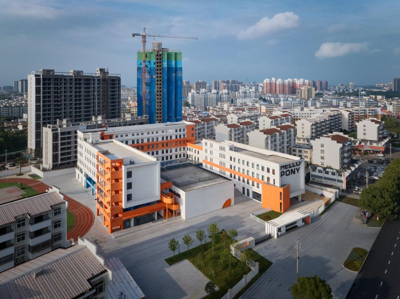 BIM建筑|县城里的新学校:送你一匹小马 / 上海立木建筑规划 BIM建筑|县城里的新学校:送你一匹小马 / 上海立木建筑规划