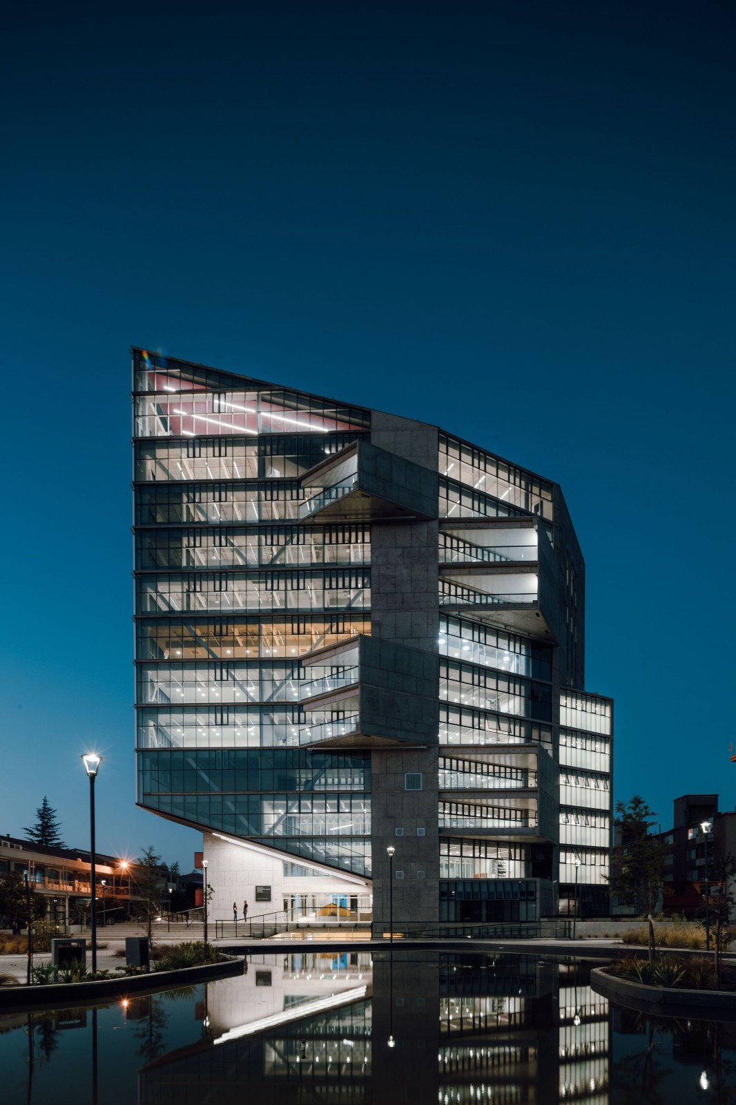 BIM建筑|楼梯漫步,圣地亚哥大学商业与经济学院 FAE / Marsino Arquitectura BIM建筑|楼梯漫步,圣地亚哥大学商业与经济学院 FAE / Marsino Arquitectura