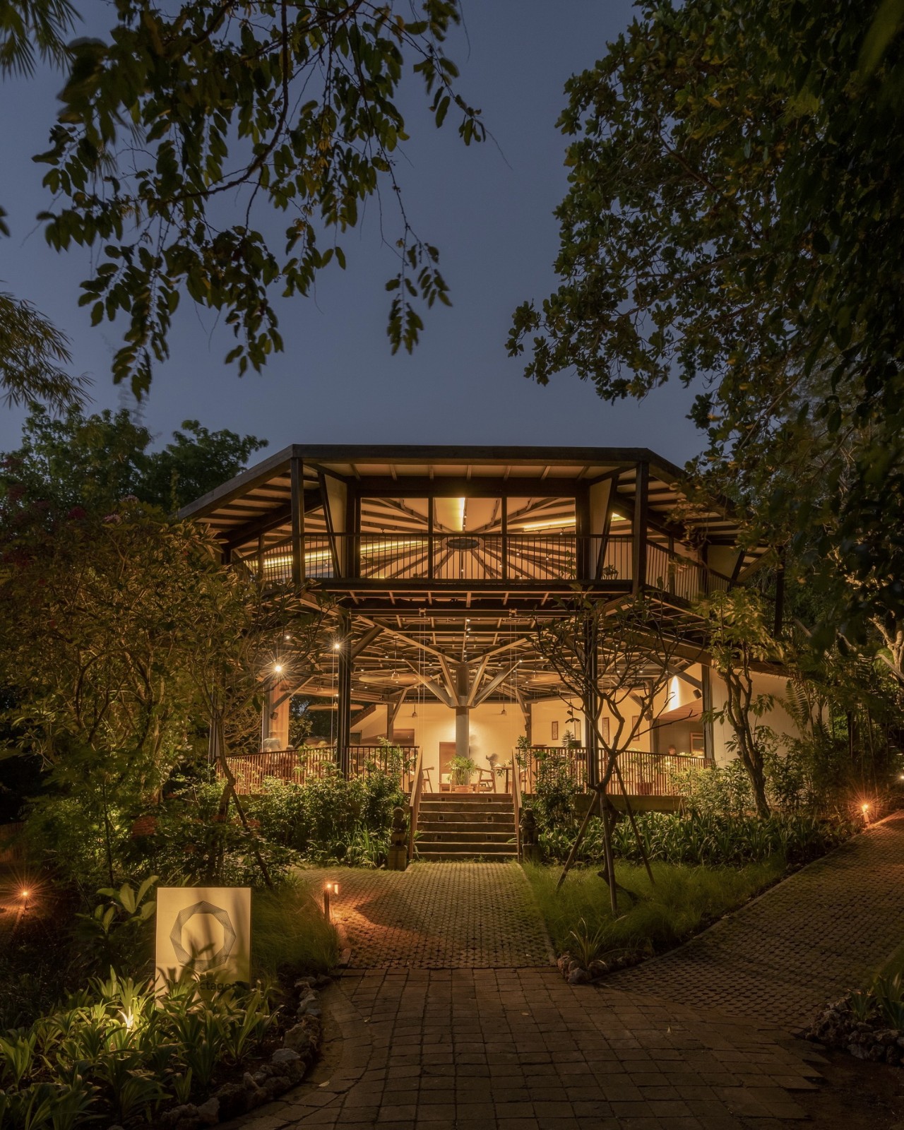 BIM建筑|八角餐厅和工作区 / Stilt Studios BIM建筑|八角餐厅和工作区 / Stilt Studios