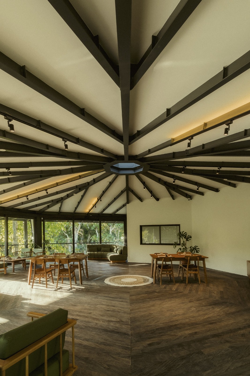 BIM建筑|八角餐厅和工作区 / Stilt Studios BIM建筑|八角餐厅和工作区 / Stilt Studios