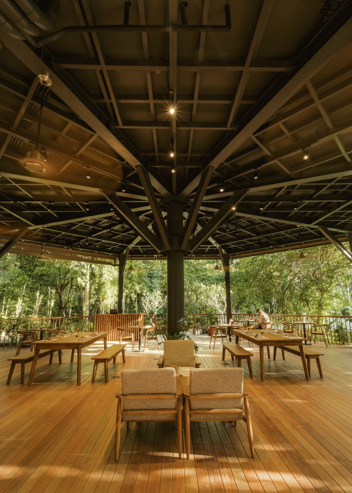 BIM建筑|八角餐厅和工作区 / Stilt Studios BIM建筑|八角餐厅和工作区 / Stilt Studios