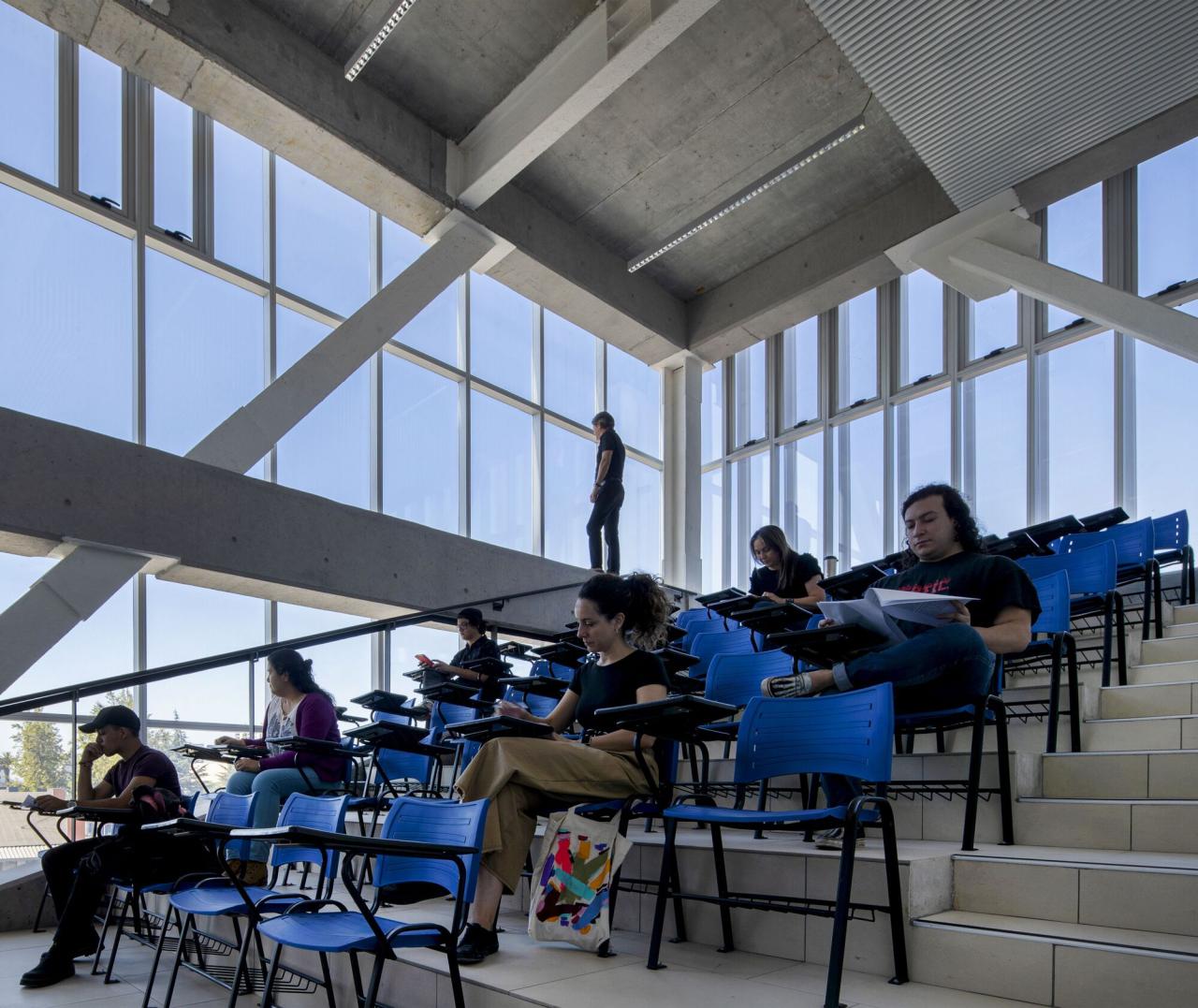 BIM建筑|楼梯漫步,圣地亚哥大学商业与经济学院 FAE / Marsino Arquitectura BIM建筑|楼梯漫步,圣地亚哥大学商业与经济学院 FAE / Marsino Arquitectura