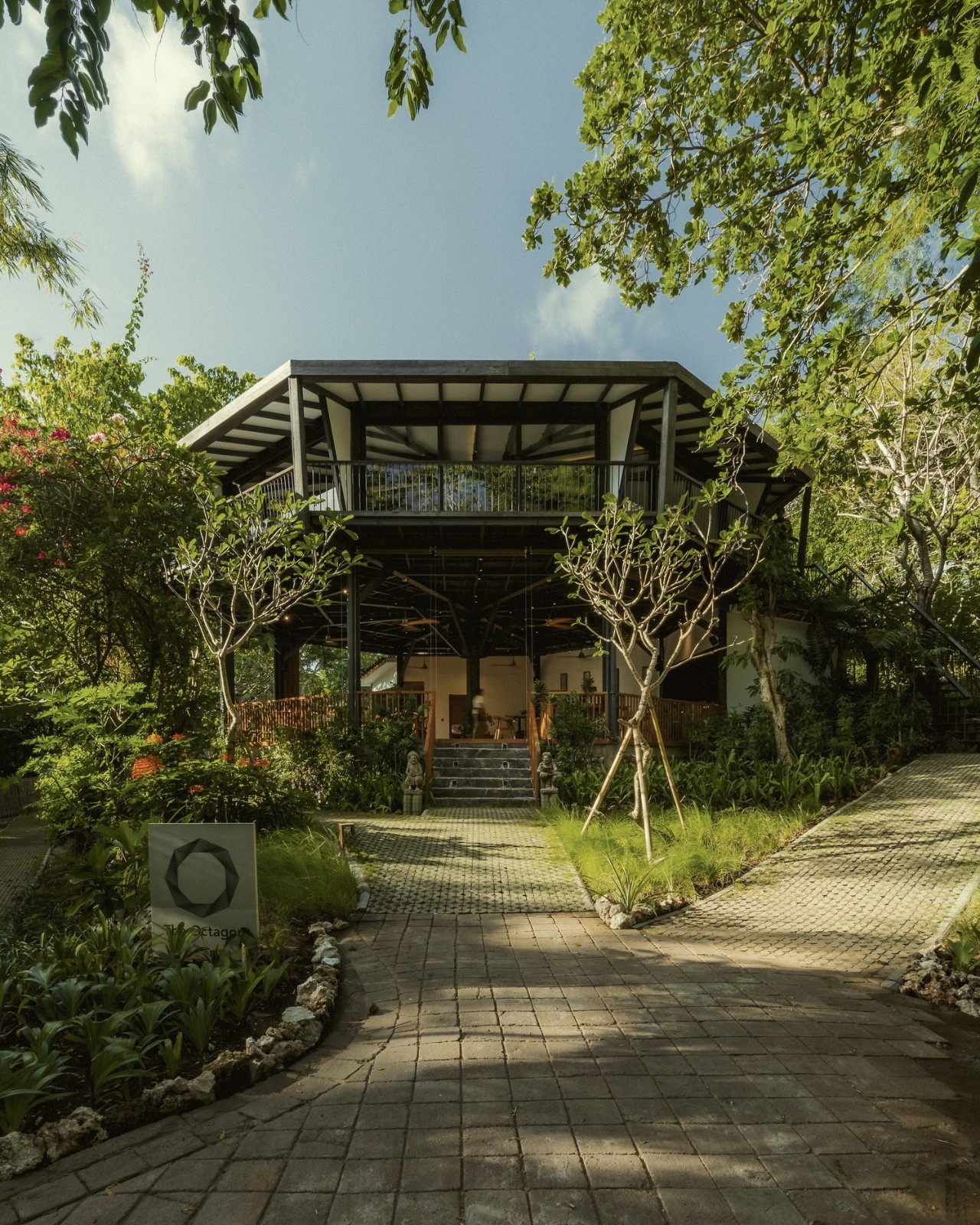 BIM建筑|八角餐厅和工作区 / Stilt Studios BIM建筑|八角餐厅和工作区 / Stilt Studios