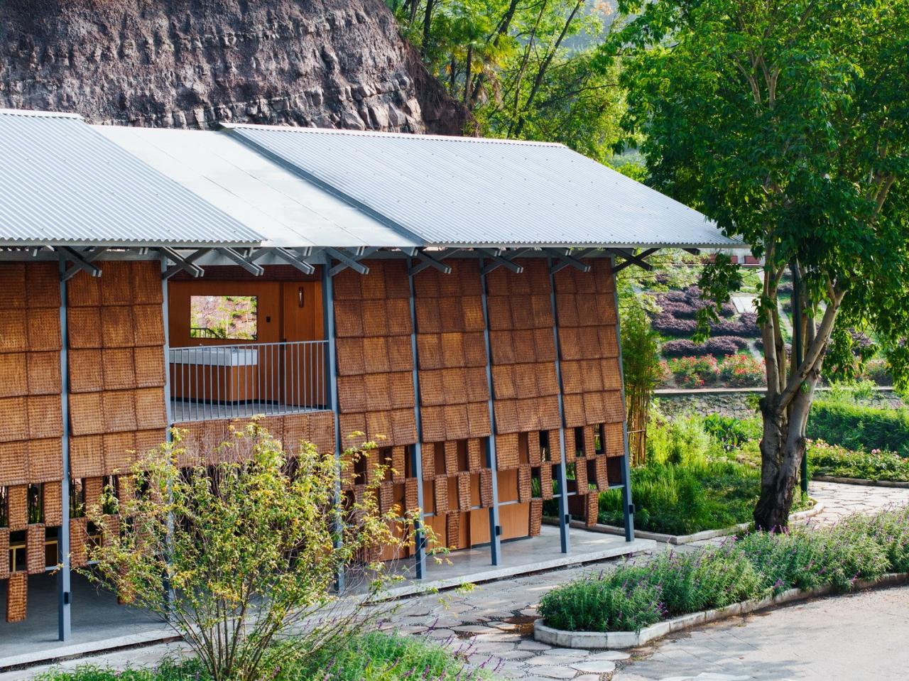 BIM建筑|面朝花海的棕厕 / 在行建筑 BIM建筑|面朝花海的棕厕 / 在行建筑