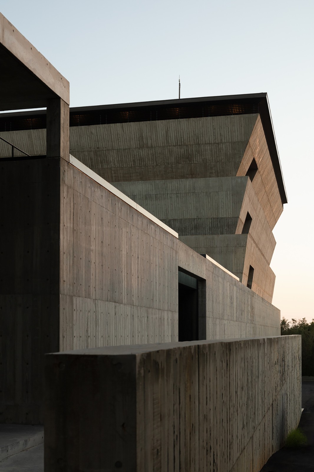 BIM建筑|山中骨灰安置所 / Behet Bondzio Lin Architekten BIM建筑|山中骨灰安置所 / Behet Bondzio Lin Architekten