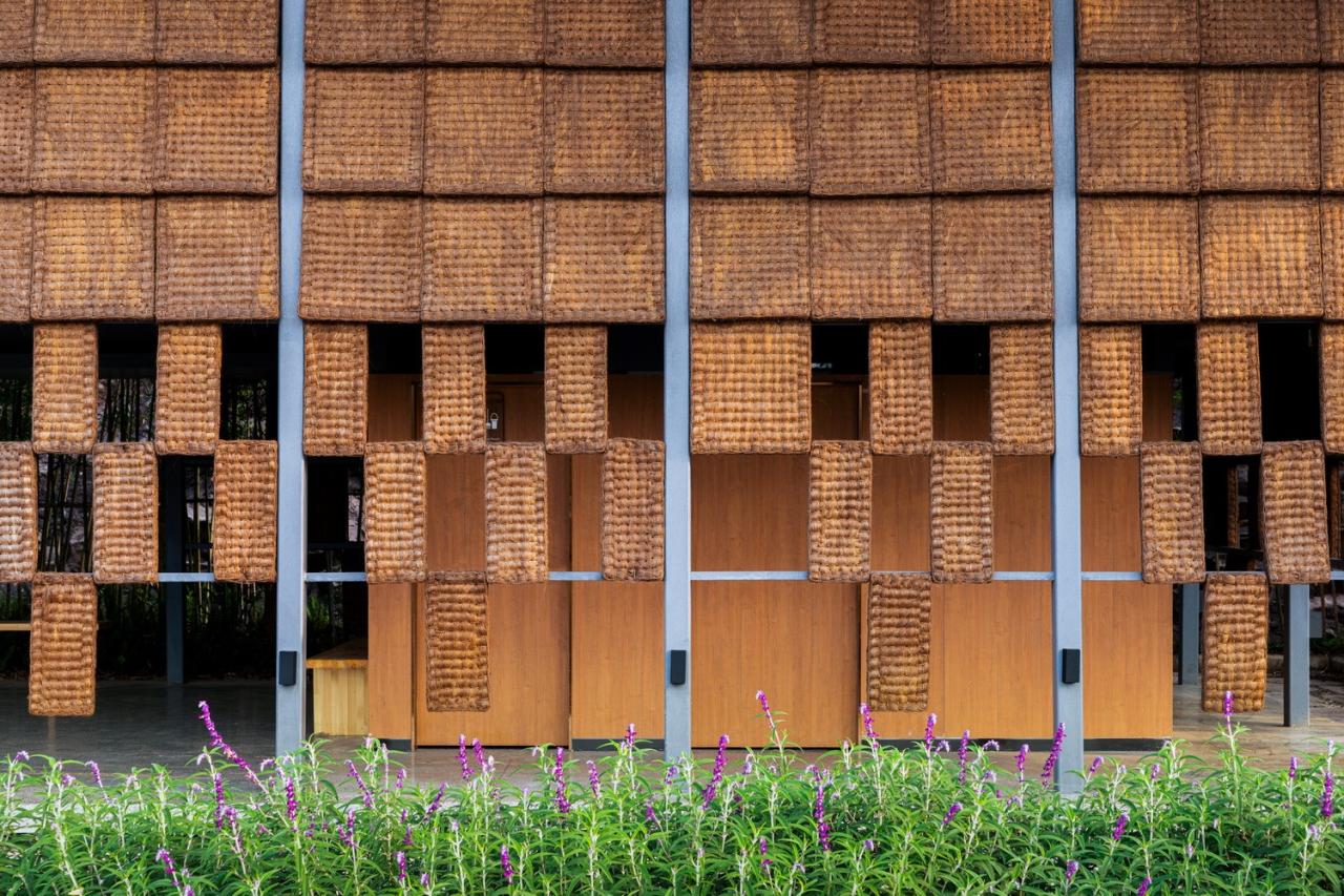 BIM建筑|面朝花海的棕厕 / 在行建筑 BIM建筑|面朝花海的棕厕 / 在行建筑