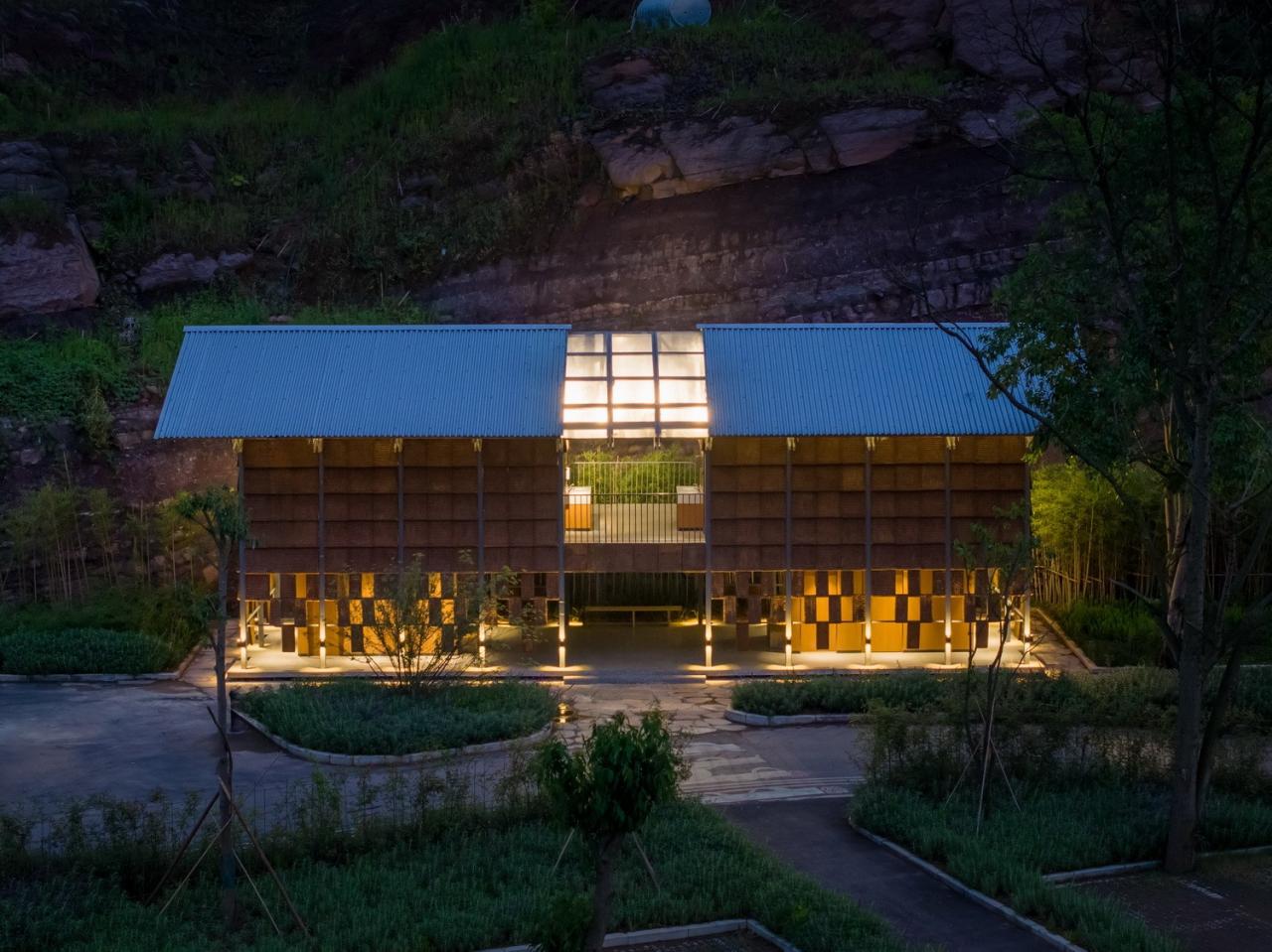 BIM建筑|面朝花海的棕厕 / 在行建筑 BIM建筑|面朝花海的棕厕 / 在行建筑