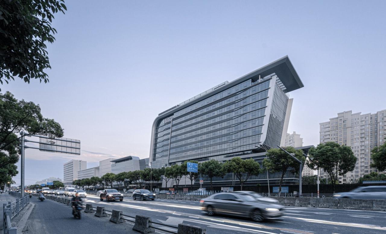 BIM建筑|上海新虹桥灿辉希尔顿五星级酒店:一幅展现流线与速度感的立面画卷 / 三益建筑 BIM建筑|上海新虹桥灿辉希尔顿五星级酒店:一幅展现流线与速度感的立面画卷 / 三益建筑