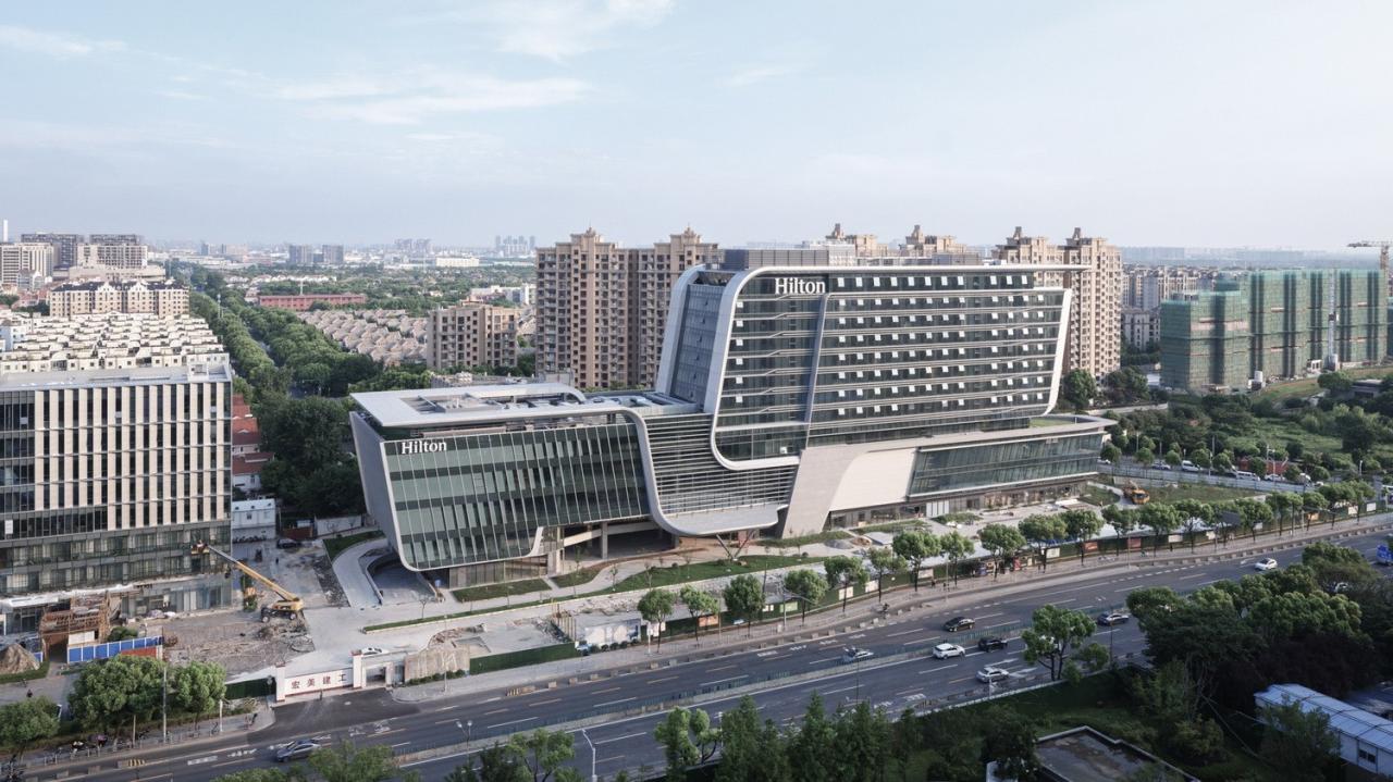 BIM建筑|上海新虹桥灿辉希尔顿五星级酒店:一幅展现流线与速度感的立面画卷 / 三益建筑 BIM建筑|上海新虹桥灿辉希尔顿五星级酒店:一幅展现流线与速度感的立面画卷 / 三益建筑