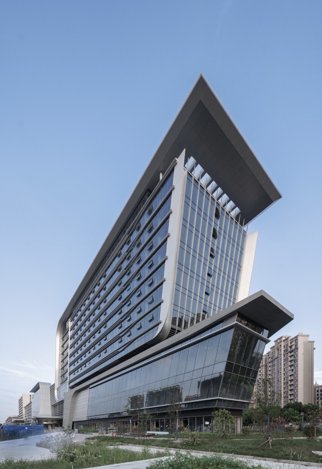 BIM建筑|上海新虹桥灿辉希尔顿五星级酒店:一幅展现流线与速度感的立面画卷 / 三益建筑 BIM建筑|上海新虹桥灿辉希尔顿五星级酒店:一幅展现流线与速度感的立面画卷 / 三益建筑