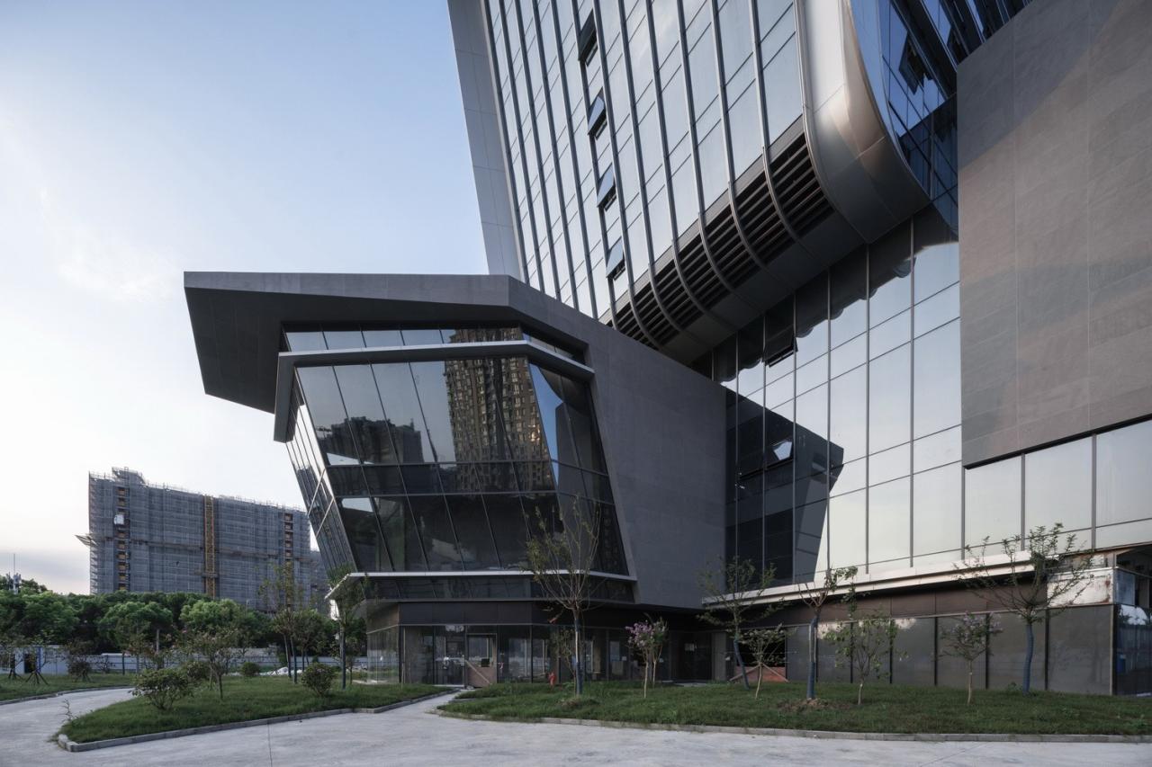BIM建筑|上海新虹桥灿辉希尔顿五星级酒店:一幅展现流线与速度感的立面画卷 / 三益建筑 BIM建筑|上海新虹桥灿辉希尔顿五星级酒店:一幅展现流线与速度感的立面画卷 / 三益建筑