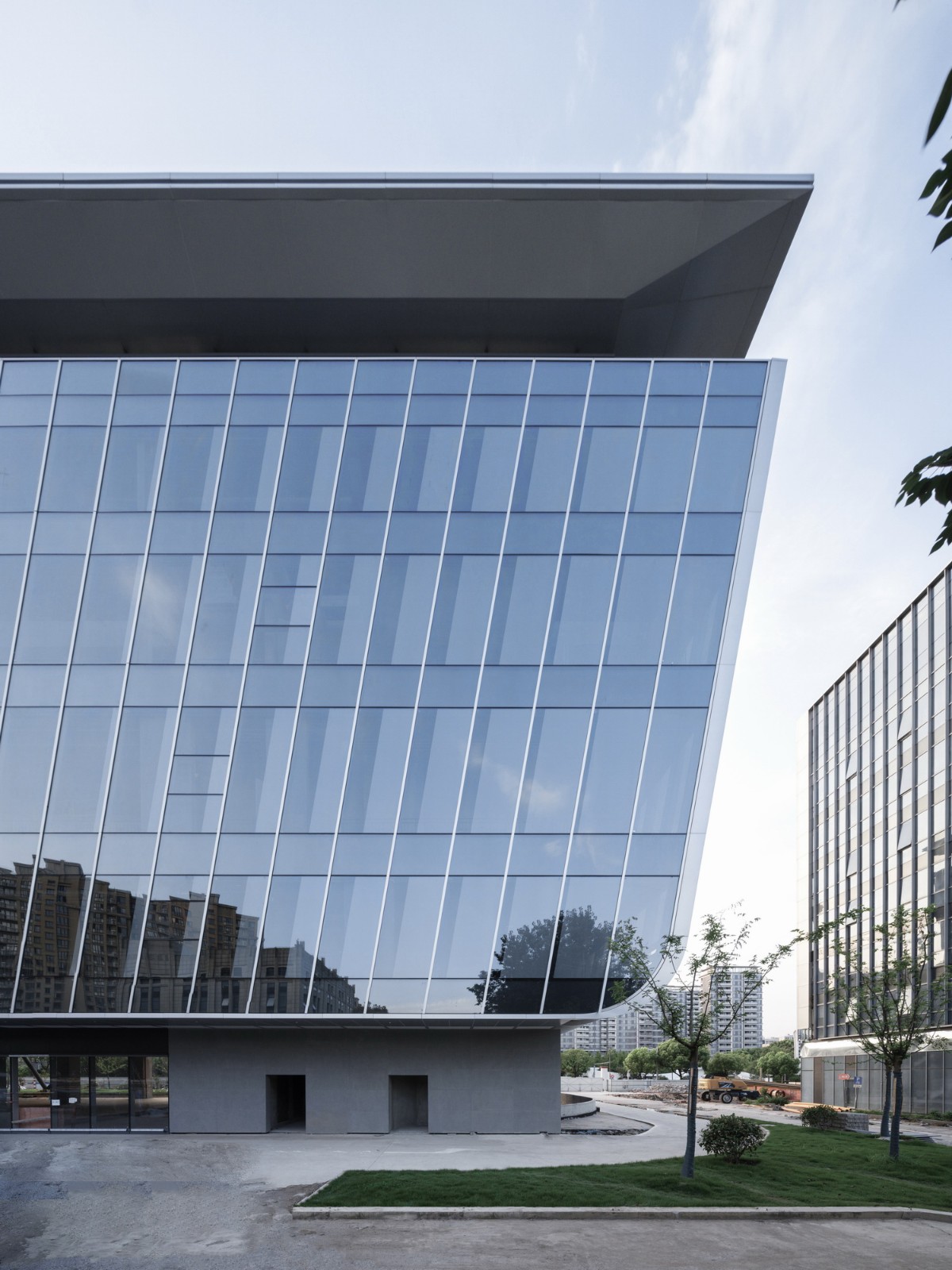 BIM建筑|上海新虹桥灿辉希尔顿五星级酒店:一幅展现流线与速度感的立面画卷 / 三益建筑 BIM建筑|上海新虹桥灿辉希尔顿五星级酒店:一幅展现流线与速度感的立面画卷 / 三益建筑