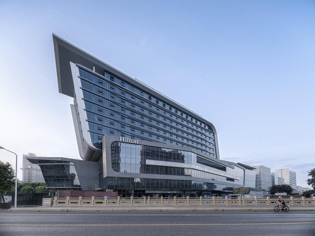 BIM建筑|上海新虹桥灿辉希尔顿五星级酒店:一幅展现流线与速度感的立面画卷 / 三益建筑 BIM建筑|上海新虹桥灿辉希尔顿五星级酒店:一幅展现流线与速度感的立面画卷 / 三益建筑