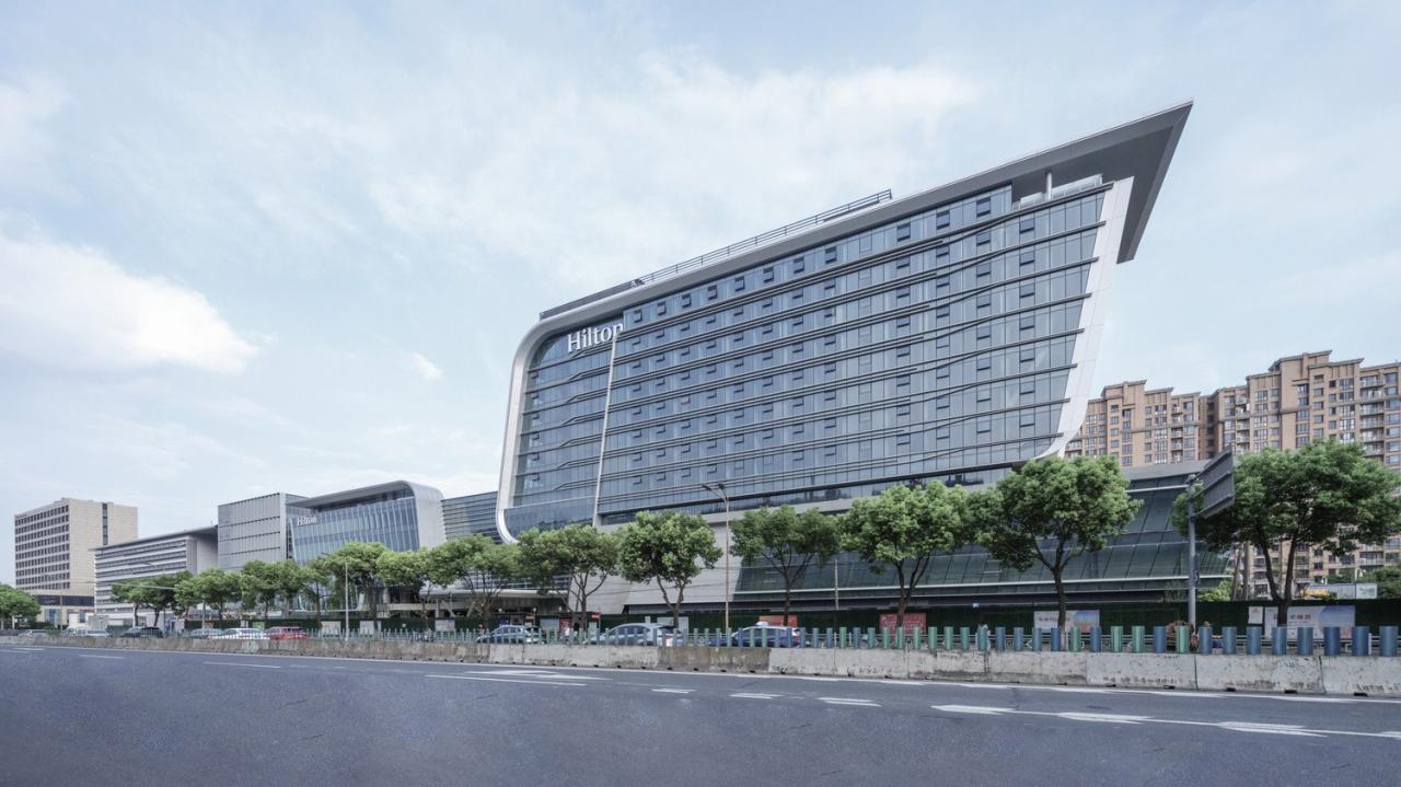 BIM建筑|上海新虹桥灿辉希尔顿五星级酒店:一幅展现流线与速度感的立面画卷 / 三益建筑 BIM建筑|上海新虹桥灿辉希尔顿五星级酒店:一幅展现流线与速度感的立面画卷 / 三益建筑