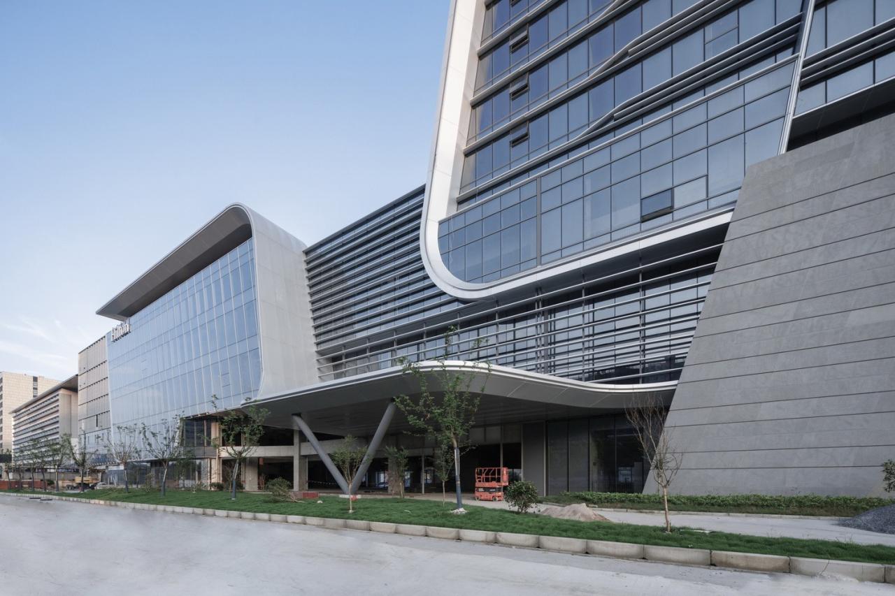 BIM建筑|上海新虹桥灿辉希尔顿五星级酒店:一幅展现流线与速度感的立面画卷 / 三益建筑 BIM建筑|上海新虹桥灿辉希尔顿五星级酒店:一幅展现流线与速度感的立面画卷 / 三益建筑