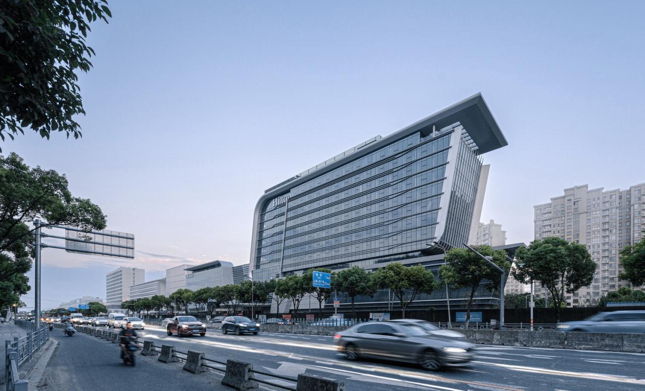 BIM建筑|上海新虹桥灿辉希尔顿五星级酒店:一幅展现流线与速度感的立面画卷 / 三益建筑 BIM建筑|上海新虹桥灿辉希尔顿五星级酒店:一幅展现流线与速度感的立面画卷 / 三益建筑
