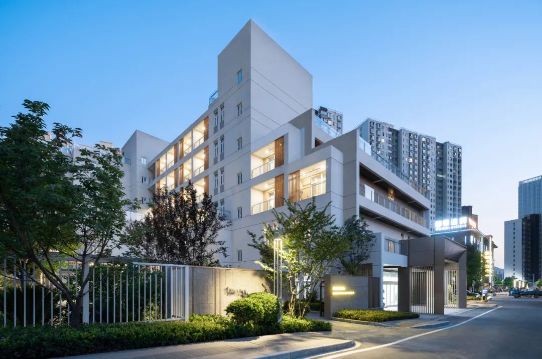 BIM建筑|多层养老中心与外部环境的互动-博元养老中心 / UUA BIM建筑|多层养老中心与外部环境的互动-博元养老中心 / UUA