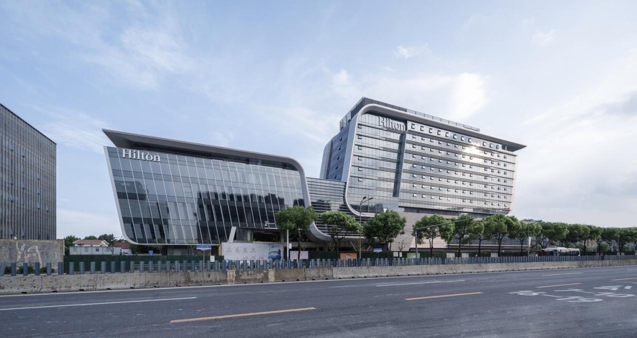 BIM建筑|上海新虹桥灿辉希尔顿五星级酒店:一幅展现流线与速度感的立面画卷 / 三益建筑 BIM建筑|上海新虹桥灿辉希尔顿五星级酒店:一幅展现流线与速度感的立面画卷 / 三益建筑