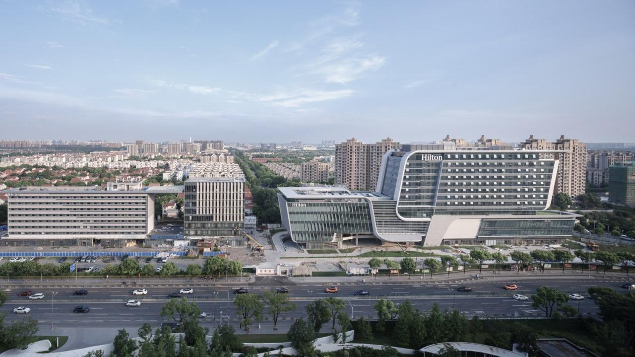 BIM建筑|上海新虹桥灿辉希尔顿五星级酒店:一幅展现流线与速度感的立面画卷 / 三益建筑 BIM建筑|上海新虹桥灿辉希尔顿五星级酒店:一幅展现流线与速度感的立面画卷 / 三益建筑