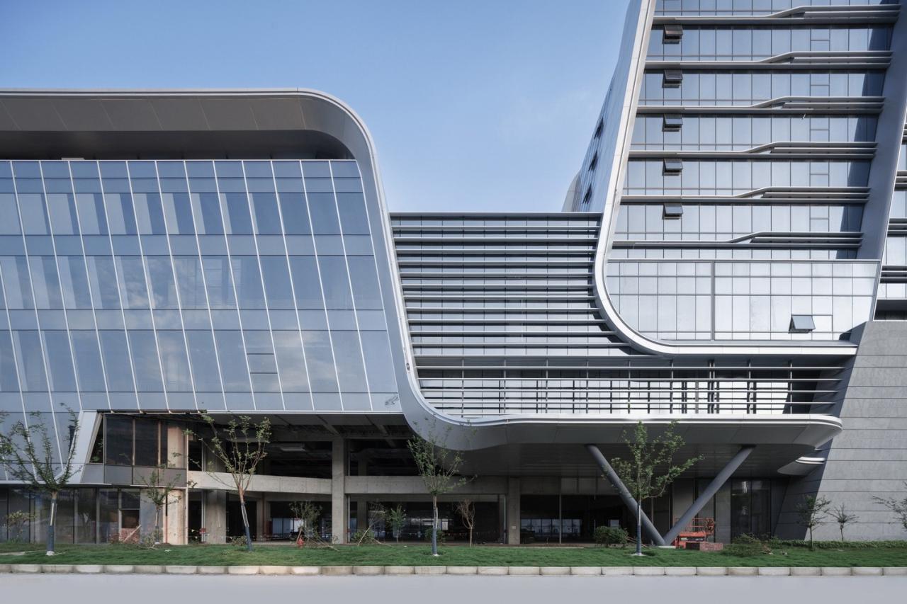 BIM建筑|上海新虹桥灿辉希尔顿五星级酒店:一幅展现流线与速度感的立面画卷 / 三益建筑 BIM建筑|上海新虹桥灿辉希尔顿五星级酒店:一幅展现流线与速度感的立面画卷 / 三益建筑