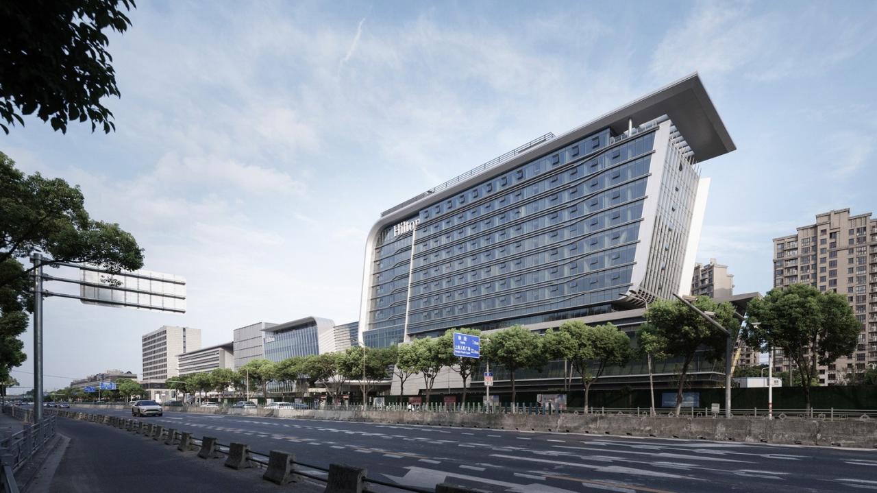 BIM建筑|上海新虹桥灿辉希尔顿五星级酒店:一幅展现流线与速度感的立面画卷 / 三益建筑 BIM建筑|上海新虹桥灿辉希尔顿五星级酒店:一幅展现流线与速度感的立面画卷 / 三益建筑