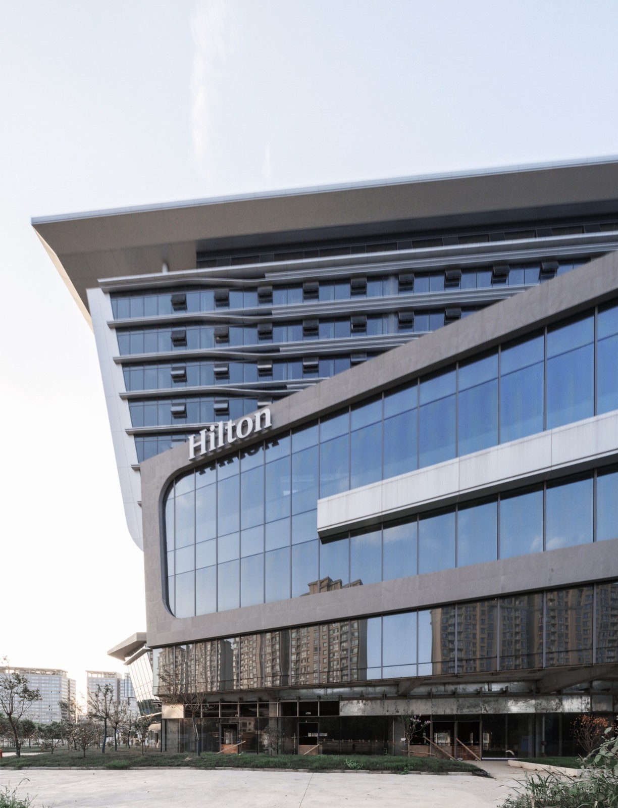 BIM建筑|上海新虹桥灿辉希尔顿五星级酒店:一幅展现流线与速度感的立面画卷 / 三益建筑 BIM建筑|上海新虹桥灿辉希尔顿五星级酒店:一幅展现流线与速度感的立面画卷 / 三益建筑