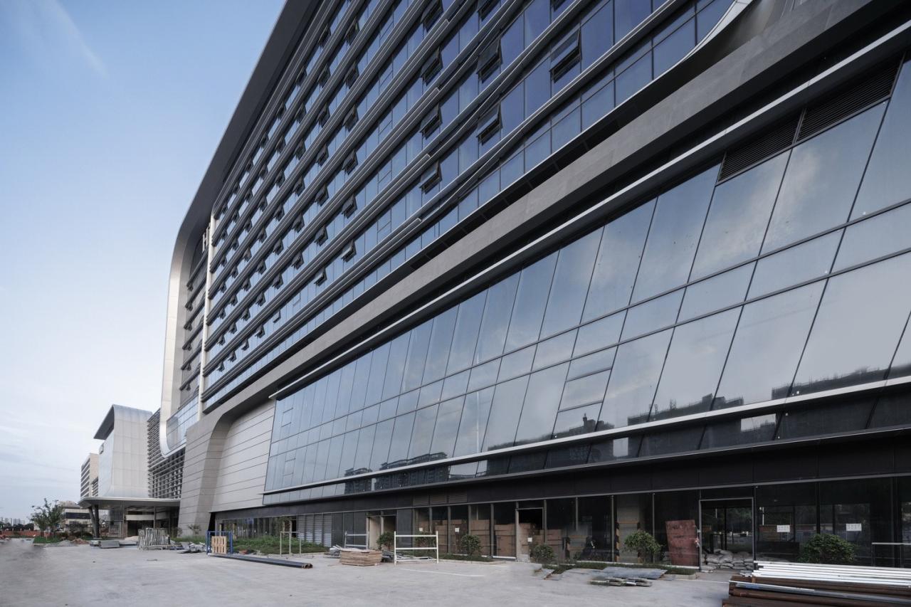 BIM建筑|上海新虹桥灿辉希尔顿五星级酒店:一幅展现流线与速度感的立面画卷 / 三益建筑 BIM建筑|上海新虹桥灿辉希尔顿五星级酒店:一幅展现流线与速度感的立面画卷 / 三益建筑