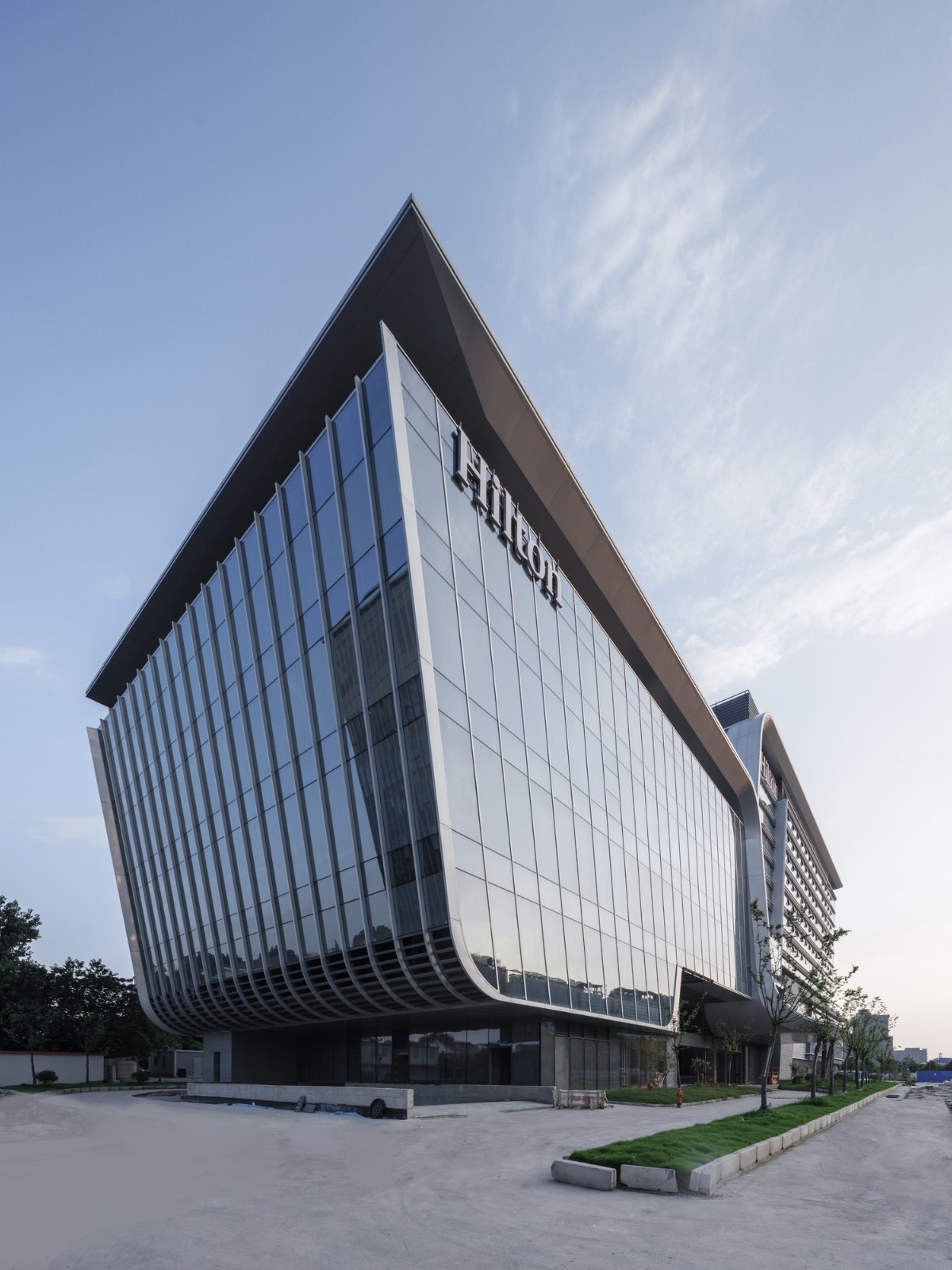 BIM建筑|上海新虹桥灿辉希尔顿五星级酒店:一幅展现流线与速度感的立面画卷 / 三益建筑 BIM建筑|上海新虹桥灿辉希尔顿五星级酒店:一幅展现流线与速度感的立面画卷 / 三益建筑