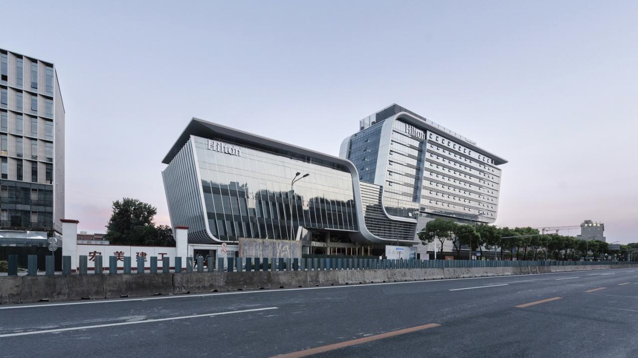 BIM建筑|上海新虹桥灿辉希尔顿五星级酒店:一幅展现流线与速度感的立面画卷 / 三益建筑 BIM建筑|上海新虹桥灿辉希尔顿五星级酒店:一幅展现流线与速度感的立面画卷 / 三益建筑