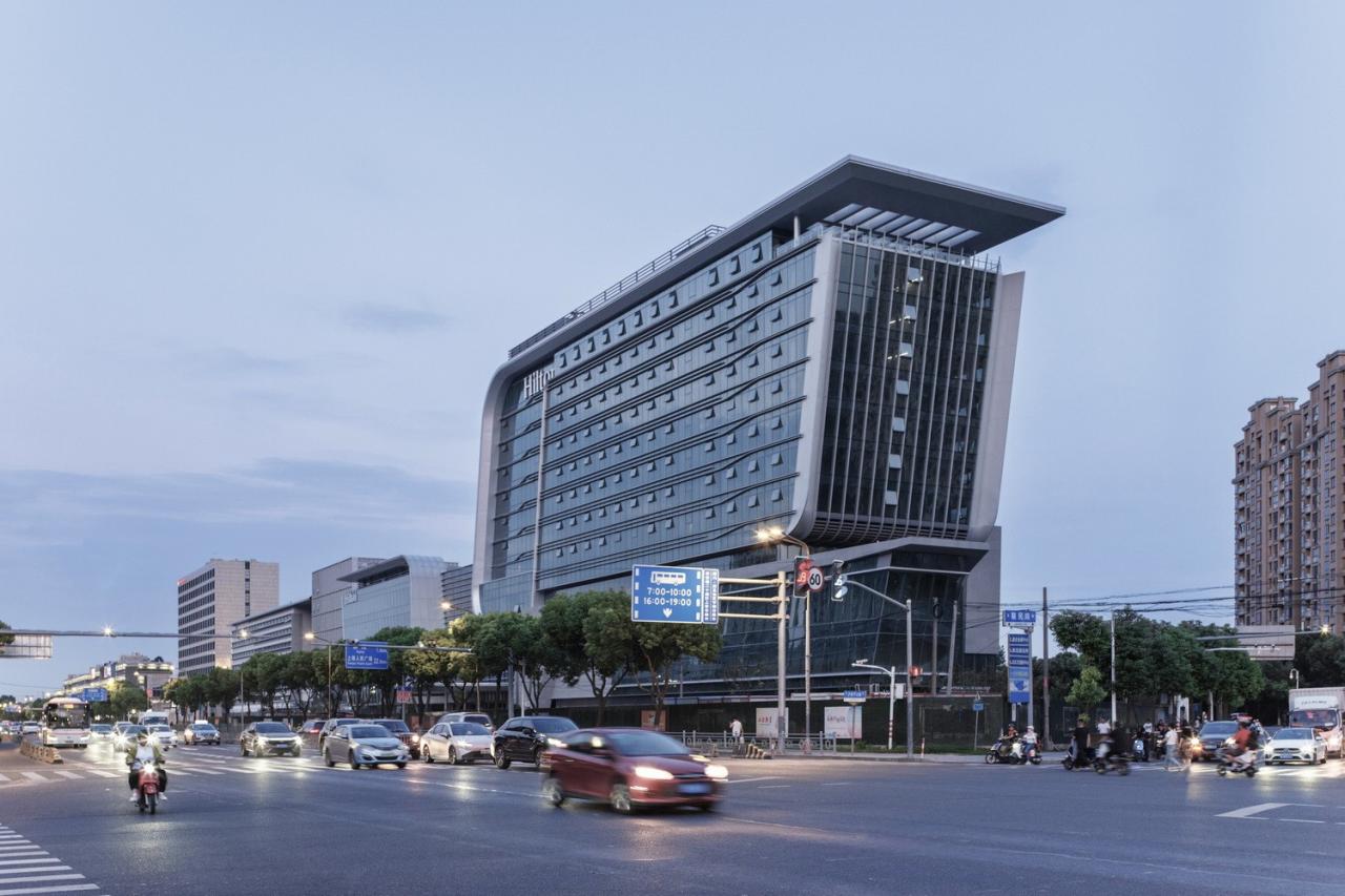BIM建筑|上海新虹桥灿辉希尔顿五星级酒店:一幅展现流线与速度感的立面画卷 / 三益建筑 BIM建筑|上海新虹桥灿辉希尔顿五星级酒店:一幅展现流线与速度感的立面画卷 / 三益建筑
