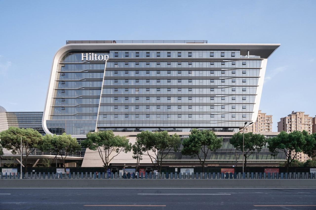 BIM建筑|上海新虹桥灿辉希尔顿五星级酒店:一幅展现流线与速度感的立面画卷 / 三益建筑 BIM建筑|上海新虹桥灿辉希尔顿五星级酒店:一幅展现流线与速度感的立面画卷 / 三益建筑