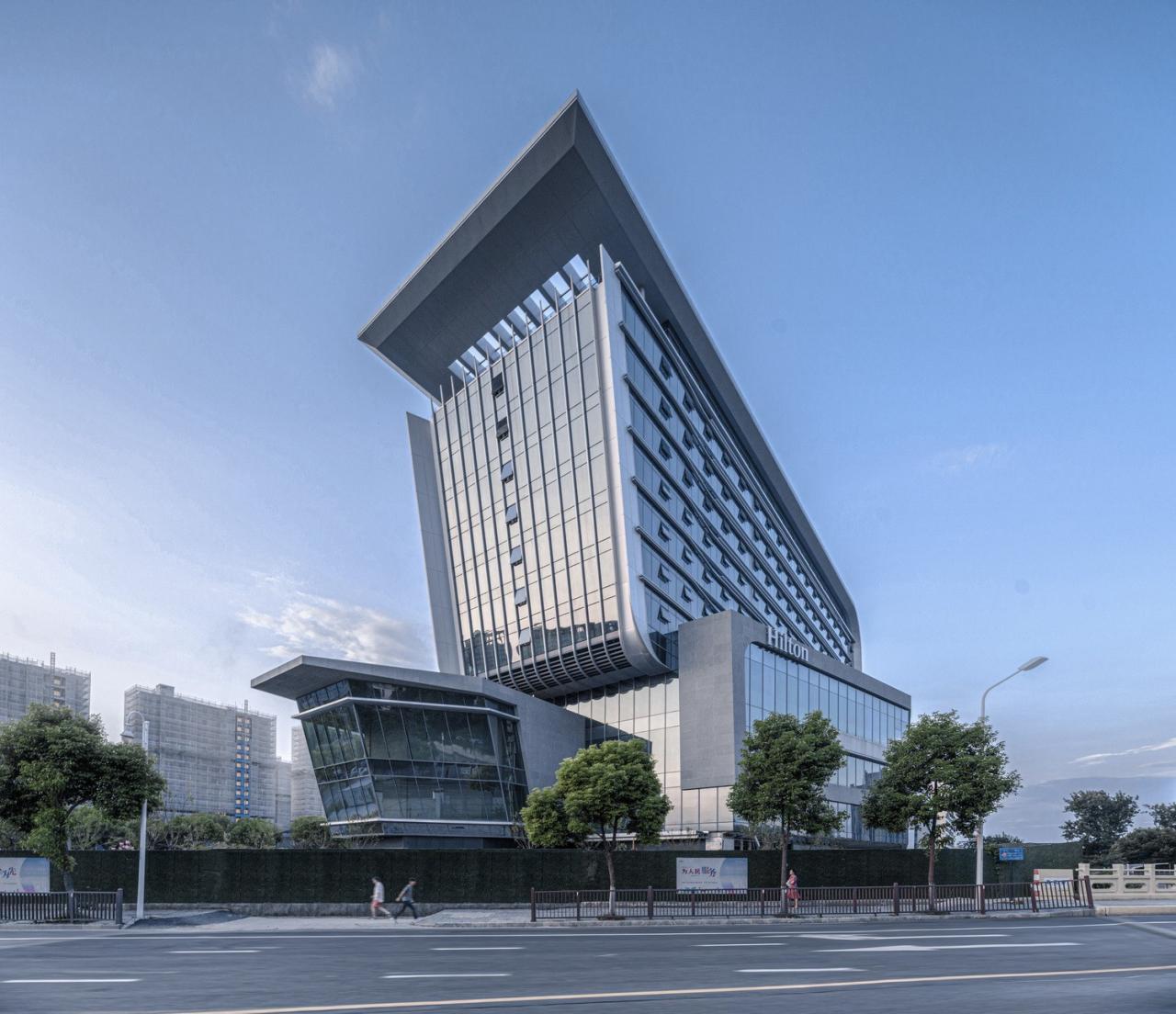 BIM建筑|上海新虹桥灿辉希尔顿五星级酒店:一幅展现流线与速度感的立面画卷 / 三益建筑 BIM建筑|上海新虹桥灿辉希尔顿五星级酒店:一幅展现流线与速度感的立面画卷 / 三益建筑