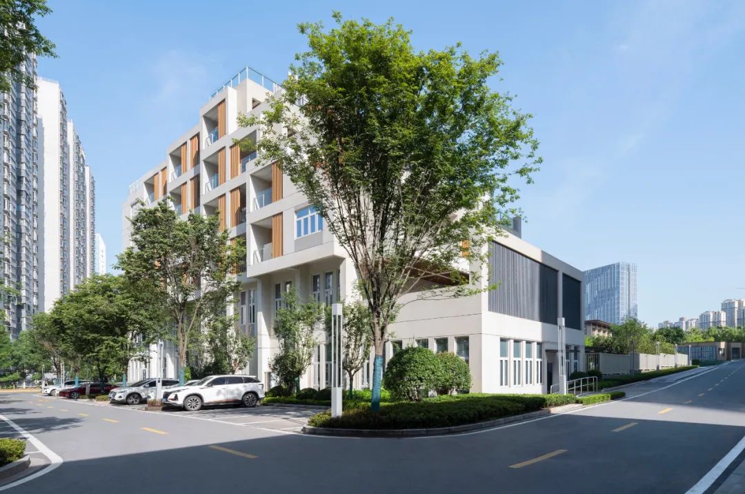 BIM建筑|多层养老中心与外部环境的互动-博元养老中心 / UUA BIM建筑|多层养老中心与外部环境的互动-博元养老中心 / UUA